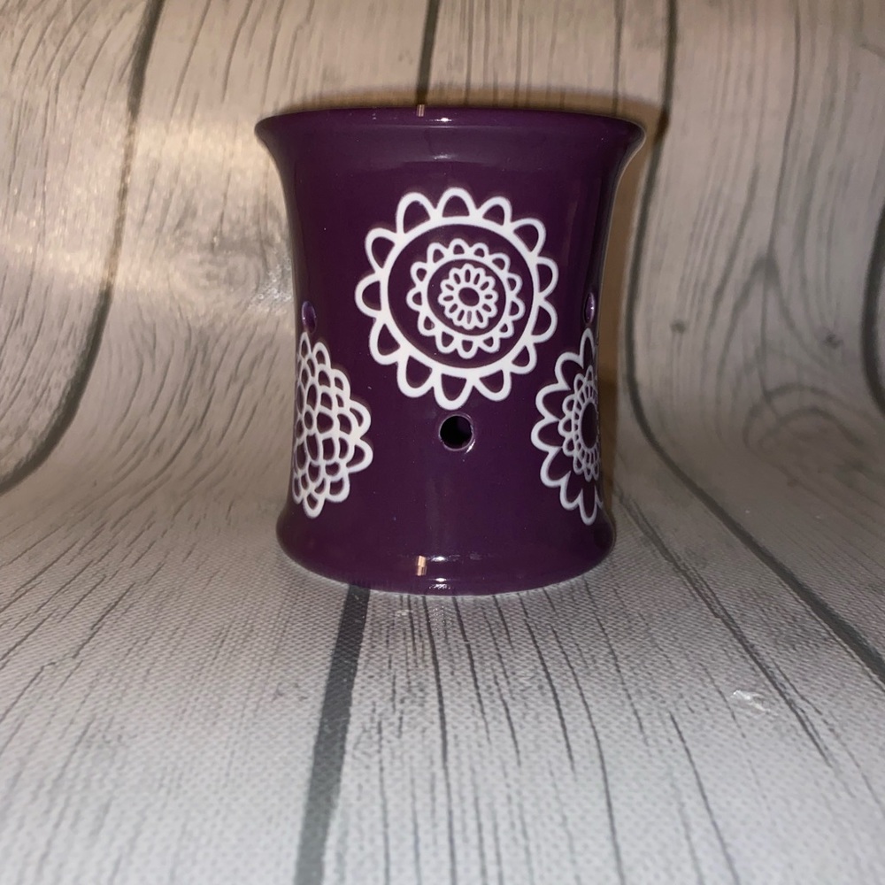 Scentsy Plug-in Warmer; New in box